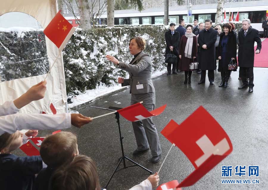 這是習近平和夫人彭麗媛在伯爾尼克爾薩茨火車站觀看瑞士童聲合唱團表演。 新華社記者 蘭紅光 攝