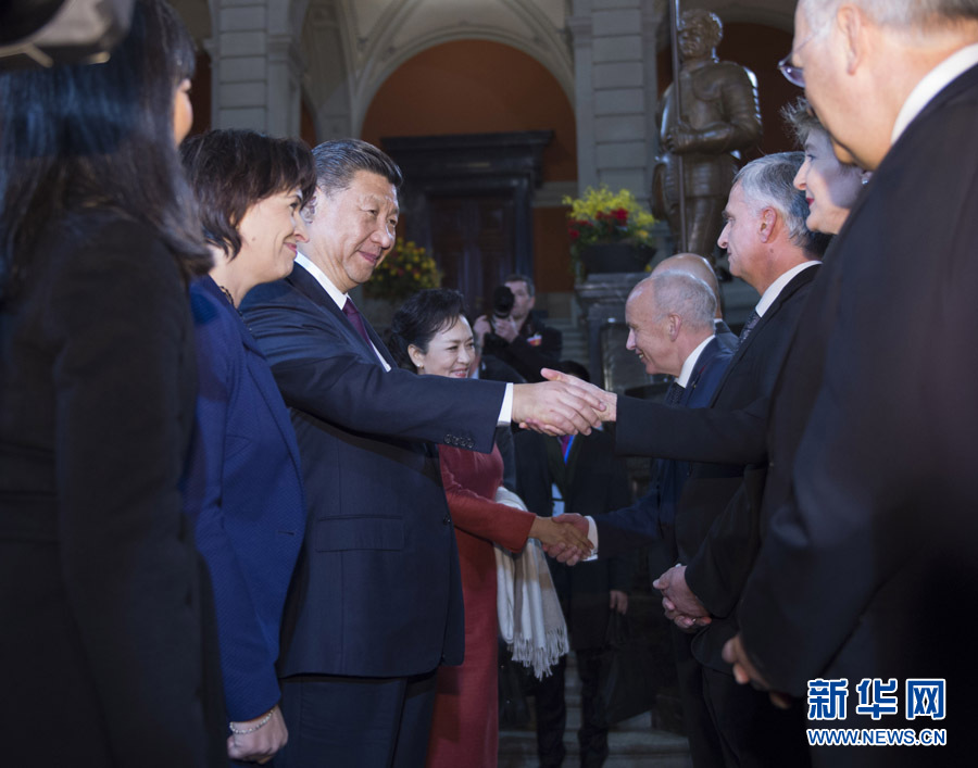 1月15日，國家主席習(xí)近平在伯爾尼出席瑞士聯(lián)邦委員會(huì)全體委員集體舉行的迎接儀式并致辭。 新華社記者 謝環(huán)馳 攝