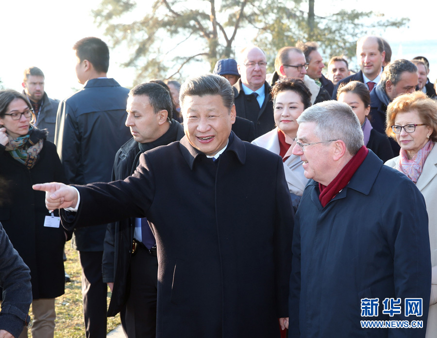 1月18日，國(guó)家主席習(xí)近平在瑞士洛桑國(guó)際奧林匹克博物館會(huì)見國(guó)際奧林匹克委員會(huì)主席巴赫。這是會(huì)見后，習(xí)近平和夫人彭麗媛在巴赫主席夫婦陪同下，參觀國(guó)際奧林匹克博物館。新華社記者 姚大偉 攝