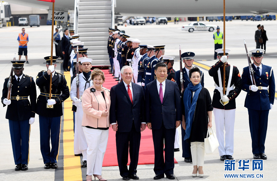 4月6日，國家主席習(xí)近平乘專機抵達美國佛羅里達州，將在海湖莊園同美國總統(tǒng)特朗普舉行中美元首會晤。習(xí)近平和夫人彭麗媛受到美國國務(wù)卿蒂勒森夫婦等熱情迎接。新華社記者 吳曉凌 攝