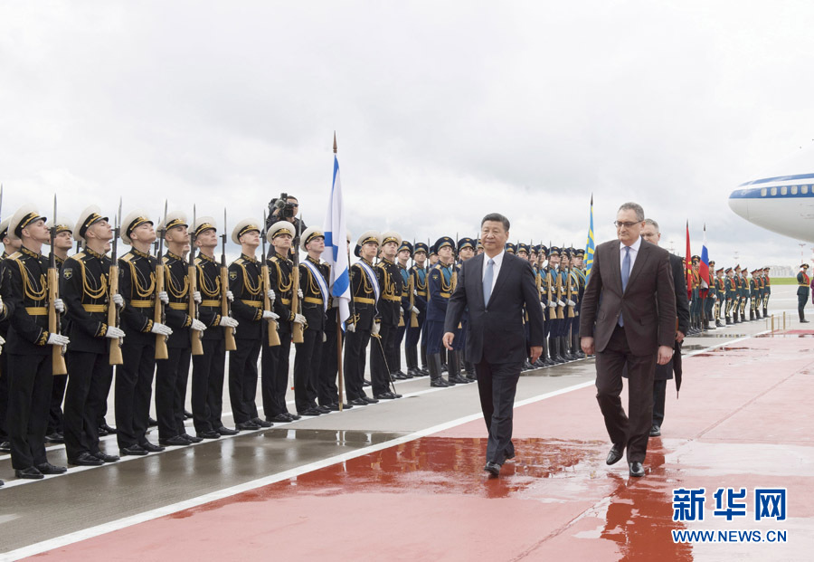 7月3日，國家主席習(xí)近平乘專機(jī)抵達(dá)莫斯科，開始對俄羅斯聯(lián)邦進(jìn)行國事訪問。這是習(xí)近平出席機(jī)場歡迎儀式。 新華社記者 李學(xué)仁 攝