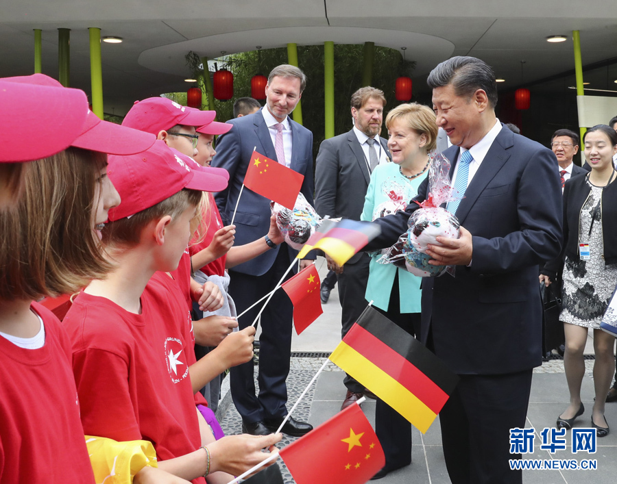 7月5日，國家主席習(xí)近平同德國總理默克爾共同出席柏林動物園大熊貓館開館儀式。這是習(xí)近平向現(xiàn)場的孩子們贈送大熊貓毛絨玩具。 新華社記者謝環(huán)馳 攝