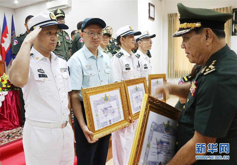 （國際）中國軍醫(yī)專家組獲柬埔寨“和平騎士勛章”