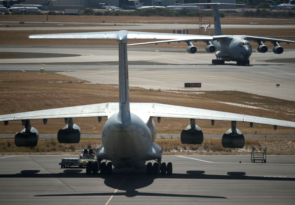 搜尋馬航370航班:中國(guó)搜索軍機(jī)回到珀斯國(guó)際機(jī)場(chǎng)