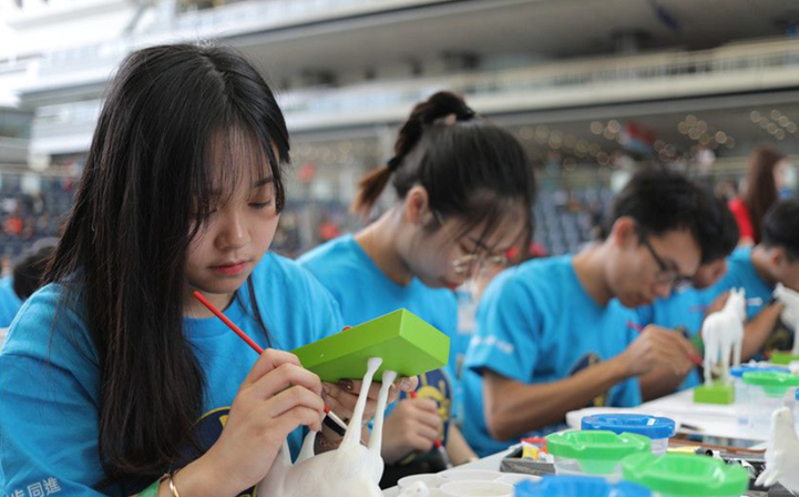 香港近千名青少年刷新“最多人同時為雕像涂色”吉尼斯世界紀(jì)錄